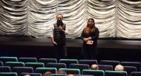 Seyhan Caliskan Turan und Schauspieler mit Mikrofone sprechen vor goldenem Vorhang, Quelle: DTF