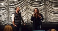 Seyhan Caliskan Turan und Schauspieler mit Mikrofone sprechen vor goldenem Vorhang, Quelle: DTF