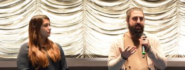 Seyhan Caliskan Turan und Schauspieler mit Mikrofone sprechen vor goldenem Vorhang