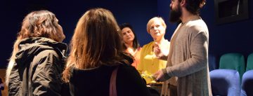 Schauspieler spricht mit Frauengruppe