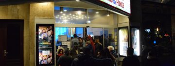 Menschen vor dem Kinoeingang