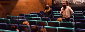 Seyhan Caliskan Turan und Schauspieler mit Mikrofone sprechen vor goldenem Vorhang