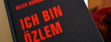 Bücher von Dilek Güngör auf einem weißen Holztisch