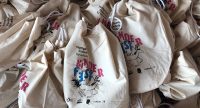 Haufen von Jutebeuteln mit Logo des Kinderfestes, Quelle: DTF