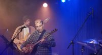Saz-Spieler und Bassist zusammen auf der blau-orange beleuchteten Bühne, Quelle: DTF