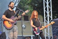 Sänger Cem und Bassistin Sade während des Konzerts, Quelle: DTF, Fotograf/in: Kerim Arpad