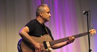 Sami Çınar an der Gitarre auf der Bühne, Quelle: DTF, Fotograf/in: Kerim Arpad