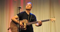 Gitarrist Sami Çınar auf der Bühne, Quelle: DTF, Fotograf/in: Kerim Arpad