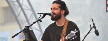 Sänger Cem Özdemir singt auf der Bühne