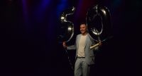 Mann mit Luftballons auf der Bühne, Quelle: DTF Stuttgart