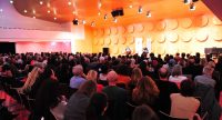 Das Publikum verfolgt die Lesung auf der Bühne, Quelle: DTF Stuttgart, Fotograf/in: Kerim Arpad