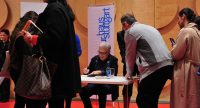 Menschen stehen an, um ein Buch des Autoren signieren zu lassen, Quelle: DTF Stuttgart, Fotograf/in: Kerim Arpad