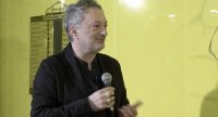 Mann spricht ins Mikrofon, Quelle: YouTube