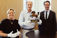 Susanne Eisenmann, Wolfgang Schuster und Torben Gieße mit der Preisstatuette, Quelle: StadtPalais Stuttgart