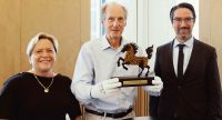 Susanne Eisenmann, Wolfgang Schuster und Torben Gieße mit der Preisstatuette, Quelle: StadtPalais Stuttgart