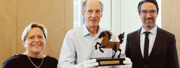 Susanne Eisenmann, Wolfgang Schuster und Torben Gieße mit der Preisstatuette