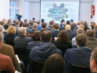 Gruppe von Menschen in einem Raum, Quelle: DTF Stuttgart