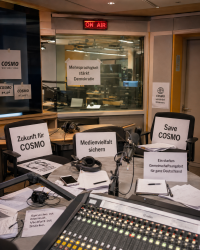 Radio-Studio mit Protestplakaten, Quelle: Chatgpt