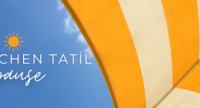 Sonnenschirm in gelb und weiß mit blauem Himmel, Quelle: Canva
