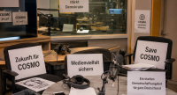 Radio-Studio mit Protestplakaten, Quelle: Chatgpt
