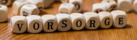 Holzwürfel auf einem Tisch bilden das Wort „Vorsorge“., Quelle: Canva