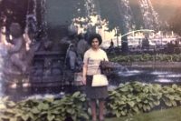 Frau vor einem Brunnen, Quelle: StadtPalais Stuttgart