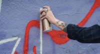 wir sehen eine Hand, die Graffiti an die Wand malt, Quelle: stockphoto