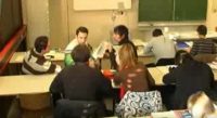 Imagefilm über den DTF: Menschen sitzen in einem Klassenzimmer, Quelle: DTF