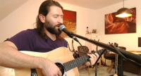 Nazım Sabuncuoğlu spielt Gitarre, Quelle: DTF