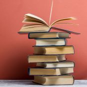 Stapel von Büchern, Quelle: Canva