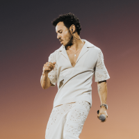 Tanzender Mann in weißer Kleidung, Quelle: Mystiek Productions