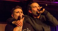 Zwei Sänger auf der Bühne, Quelle: Microphone Mafia, Fotograf/in: Felix Steiner