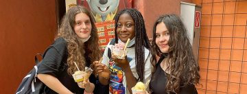 Drei Teilnehmerinnen essen ein Eis und schauen in die Kamera.