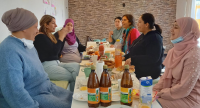 Frauen im Gespräch an einem Tisch, Quelle: DTF Stuttgart