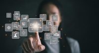 Eine Frau tippt auf Symbole, Quelle: Canva