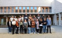 Gruppenfoto mit jungen Menschen mit und ohne Kopftuch vor einem Gebäude, Quelle: DTF