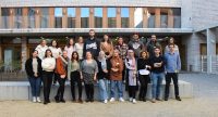 Gruppenfoto mit jungen Menschen mit und ohne Kopftuch vor einem Gebäude, Quelle: DTF
