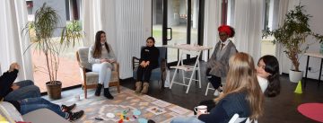 Ein Sitzkreis mit jungen Frauen, Mädchen und einer Referentin