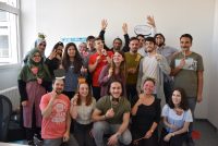 junge Menschen posieren für ein Gruppenbild vor einer weißen Wand, Quelle: DTF