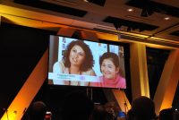 Übertragung eines Videos mit junger Frau und Mädchen an einer orange beleuchteten Wand, Quelle: DTF