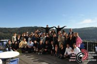 Gruppenbild junger Menschen vor hellem Himmel, Quelle: DTF