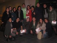 Gruppenbild junger Leute, einige haten weiße Blätter in den Händen, Quelle: DTF