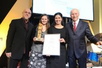 Gruppenbild mit Preis und Urkunde, Quelle: DTF