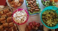Tisch mit Schüsseln und Tellern voller Essen, Quelle: DTF
