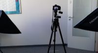 Kamera steht mitten im Raum auf einem Stativ, links und rechts davor zwei Scheinwerfer, Quelle: DTF