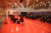 Podiumsgespräch von schräg hinten fotofrafiert mit Publikum in großem Saal, Quelle: DTF