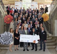 Gruppenbild offiziell angezogener Menschen auf einer Steintreppe, Quelle: DTF