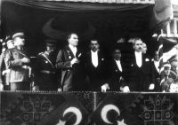 Mustafa Kemal 1933 bei einer Rede zum 10. Geburtstag der Republik Türkei, Quelle: Türkische Nationalversammlung
