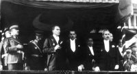 Mustafa Kemal 1933 bei einer Rede zum 10. Geburtstag der Republik Türkei, Quelle: Türkische Nationalversammlung