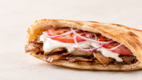 Döner im Brot mit Jogurt, Tomaten und Zwiebeln, Quelle: ChatGPT